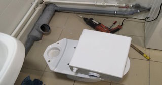 Установка напольного унитаза в Великих Луках: монтаж под ключ от СантехДомВкл от 5198 рублей.
